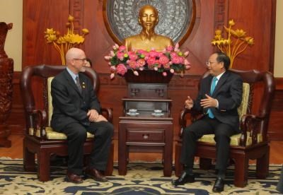 Ho Chi Minh city leader receives US Communist Party Chairman - ảnh 1