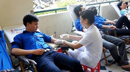 Hundreds of blood units collected in the Voluntary Blood Donation Day - ảnh 1