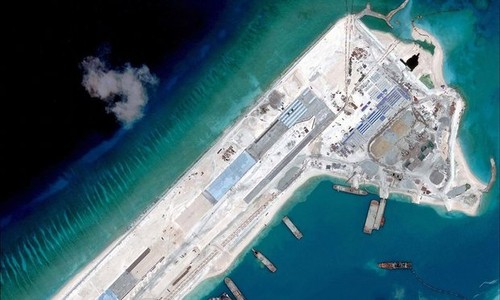  China defiantly deploys military aircraft to Fiery Cross Reef  - ảnh 1