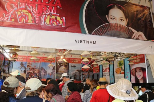 Vietnamese culture highlighted at 8th Friendly Culture Fair. - ảnh 1