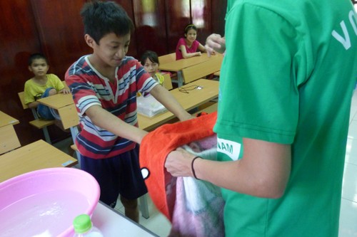 Community service day: teaching disabled children to wash hands - ảnh 6