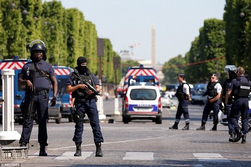 Armed driver rams police car in Paris - ảnh 1