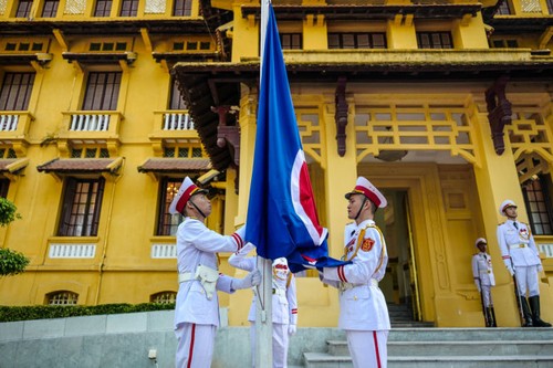 Flag raising ceremony marks ASEAN’s 50th anniversary  - ảnh 1