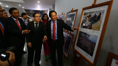 Exhibition features nations, peoples of ASEAN Community - ảnh 1