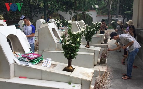 500 pay tribute to fallen youth volunteers at Dong Loc T-junction - ảnh 2