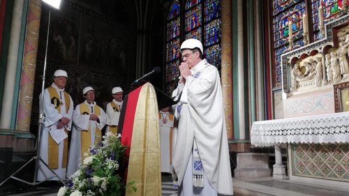 Worshippers in safety hats attend Notre-Dame's first mass since fire - ảnh 1
