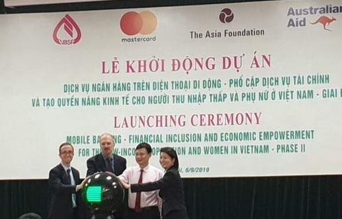 Mobile banking project launched for low income people, women - ảnh 1