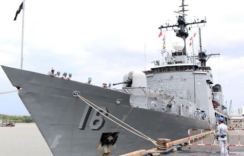 Philippine naval ship visits HCM City - ảnh 1