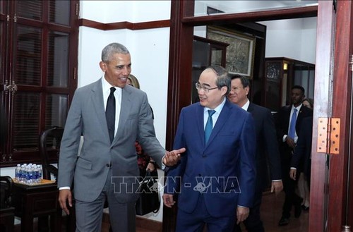 Former US President visits Vietnam - ảnh 1