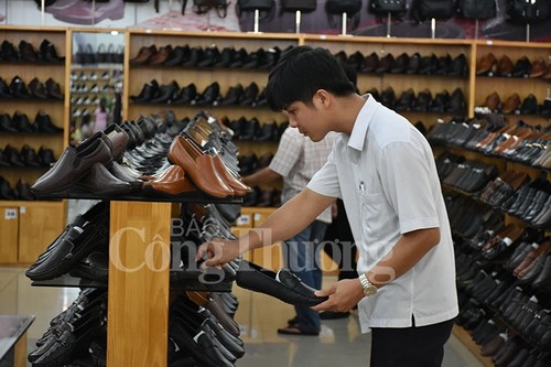 Vietnam aims to earn 24 billion USD from leather footwear exports - ảnh 1