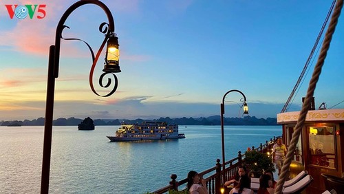 Vietnam's Ha Long Bay joins world’s top 50 most beautiful wonders - ảnh 9