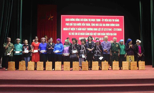 Vice President gives gifts to policy beneficiaries, disadvantaged students in Lai Chau - ảnh 1