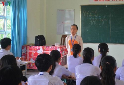 Literature teacher gains traction for integrating cai luong traditional singing in her lessons - ảnh 1