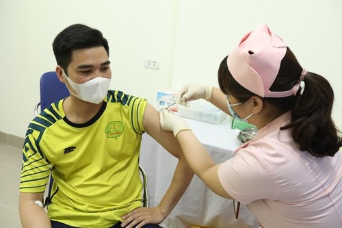 More volunteers injected with second made-in-Vietnam COVID candidate vaccine  - ảnh 1