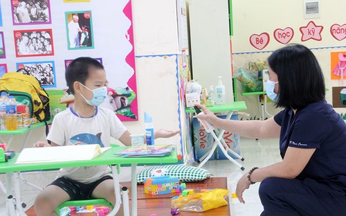 Children with COVID-19 receive extra care  - ảnh 1
