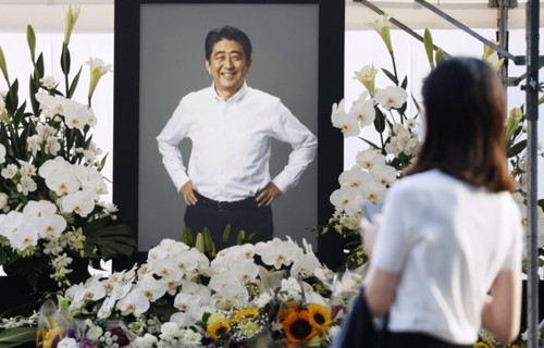Japan honors ex-PM Shinzo Abe with highest decoration - ảnh 1