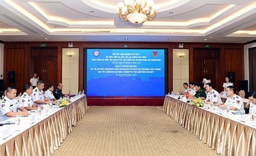 Vietnamese, Cambodian coast guards benefit from communications hotline  - ảnh 1