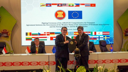 ASEAN, EU sign world’s first bloc-to-bloc air transport agreement - ảnh 1