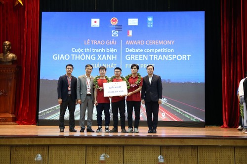Debate raises students’ awareness of green transportation - ảnh 1