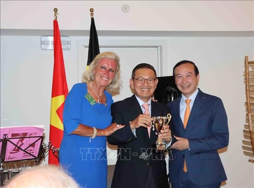 Golf tournament in Belgium raises funds for Vietnamese AO victims  - ảnh 1