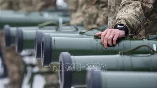 EU council agrees 5 billion euro top-up for Ukraine's armed forces - ảnh 1