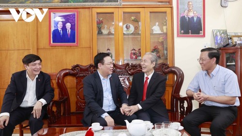 Ketua MN Vuong Dinh Hue Mengenangkan dan Membalas Budi Almarhum Ketua MN Nguyen Huu Tho - ảnh 1