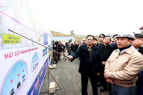 Perdana Menteri Memeriksa Proyek Jalan Tol Timur Utara-Selatan - ảnh 1