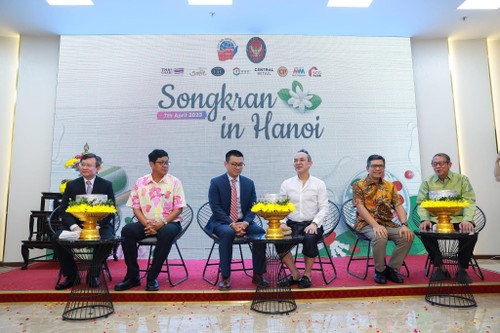 Festival Songkran Membawa Kebudayaan Thailand ke Kalangan Muda Vietnam - ảnh 1