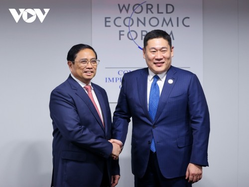 PM Pham Minh Chinh Menemui para Pemimpin Dunia yang Hadir Konferensi ke-14 WEF Tianjin - ảnh 2