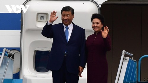 Sekjen dan Presiden Tiongkok Xi Jinping Tiba di Hanoi, Memulai Kunjungan Kenegaraan di Vietnam - ảnh 1