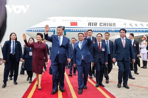 Sekjen dan Presiden Tiongkok Xi Jinping Tiba di Hanoi, Memulai Kunjungan Kenegaraan di Vietnam - ảnh 2