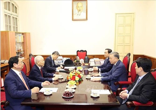 Sekretaris Jenderal Nguyen Phu Trong Memimpin Pertemuan dengan para Pemimpin Teras - ảnh 1