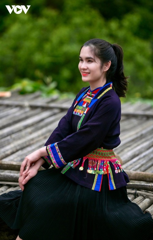 Uniknya Busana Wanita Etnis Hmong Hitam di Provinsi Cao Bang - ảnh 1
