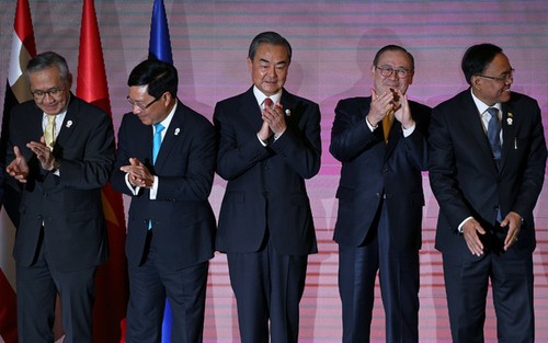 아세안 외무장관들, 회의에서 베트남 동해 문제 토론 - ảnh 1