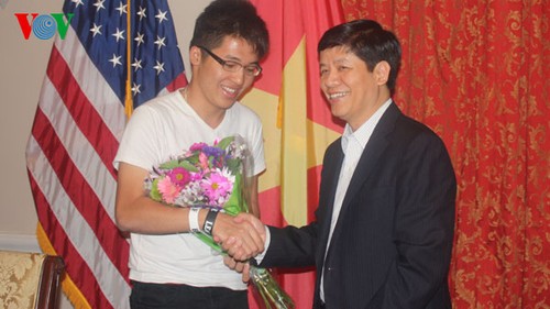 Der vietnamesische Botschafter gratuliert Schüler bei Chemie-Olympiade - ảnh 1