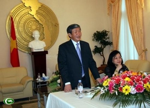 Politbüromitglied Huynh trifft Vertreter der Vietnamesen in Deutschland - ảnh 1
