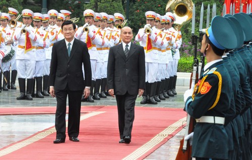 Der kambodschanische König Norodom Sihamoni zu Gast in Vietnam - ảnh 1