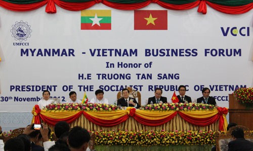 Staatspräsident Truong Tan Sang besucht die vietnamesische Botschaft in Myanmar - ảnh 1