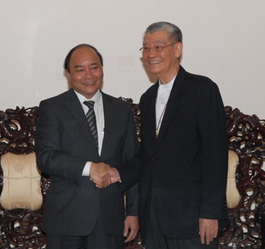 Vize-Premierminister Nguyen Xuan Phuc besucht den Erzbischof - ảnh 1