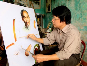 Tran Hoa Binh: Maler von fast 600 Bildern von Präsident Ho Chi Minh - ảnh 1