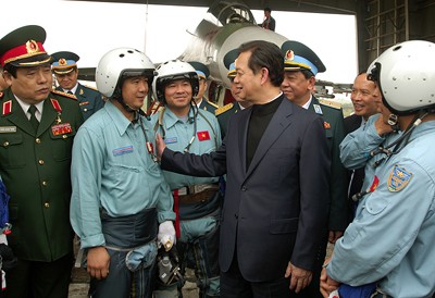 Premierminister Nguyen Tan Dung besucht das Luftwaffenregiment 923 - ảnh 1
