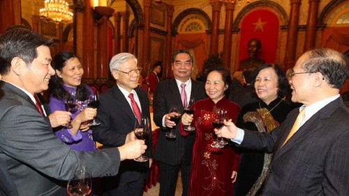 Treffen zum Neujahrsfest für hochrangige Politiker - ảnh 1