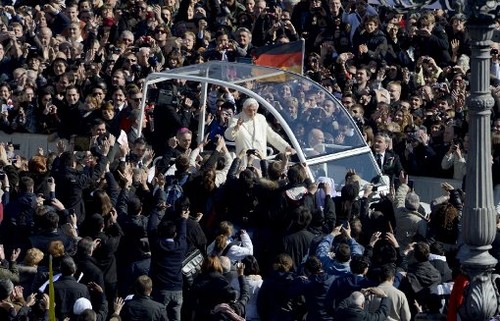 Papst Benedikt verabschiedet Gläubige  - ảnh 1