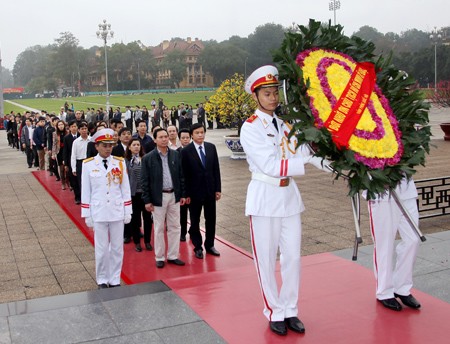 Mehr als 74.000 Menschen besuchen das Ho Chi Minh-Mausoleum - ảnh 1