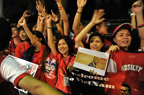 Vietnamesische Fußballfans begrüßen Arsenal-Spieler in Vietnam - ảnh 1
