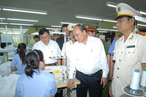 Vize-Premierminister Nguyen Xuan Phuc überprüft die Begnadigung im Gefängnis Phu Son - ảnh 1