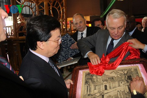 Der französische Premierminister besucht vietnamesischen Stand in der Messe in Europa - ảnh 1