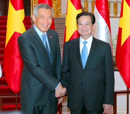 Parlamentspräsident Nguyen Sinh Hung trifft Singapurs Premierminister Lee Hsien Loong - ảnh 2