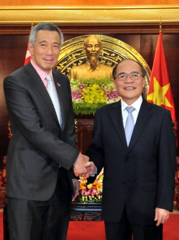 Parlamentspräsident Nguyen Sinh Hung trifft Singapurs Premierminister Lee Hsien Loong - ảnh 1