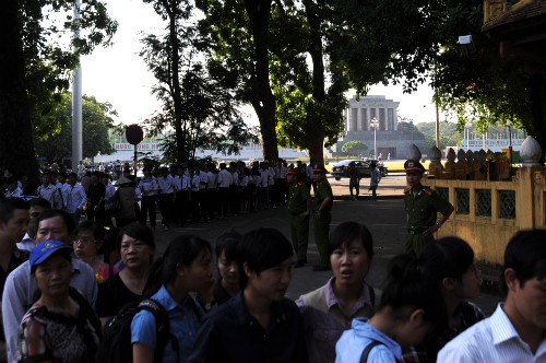 Immer mehr Menschen machen einen Kondolenzbesuch im Haus des Generals Vo Nguyen Giap  - ảnh 11